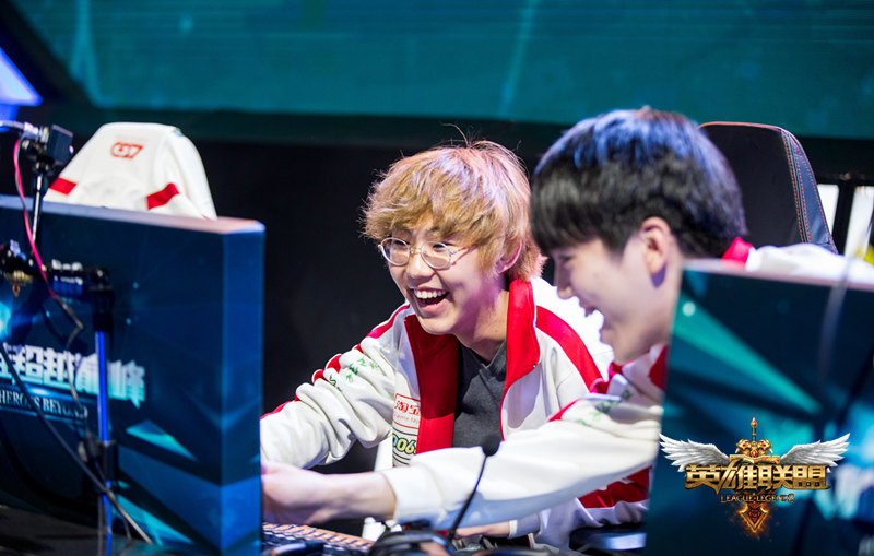 BRO轻取LGD,Uzi操刀奇招英雄翻盘激烈交锋四强赛,强势挺进下一轮 BRO轻取LGD,Uzi操刀奇招英雄翻盘激烈交锋四强赛,强势挺进下一轮