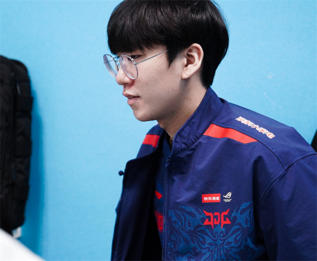 开云体育在线-FLY力克CLG，Ruler单局斩获MVP激烈交锋入围赛，成为赛场最大亮点