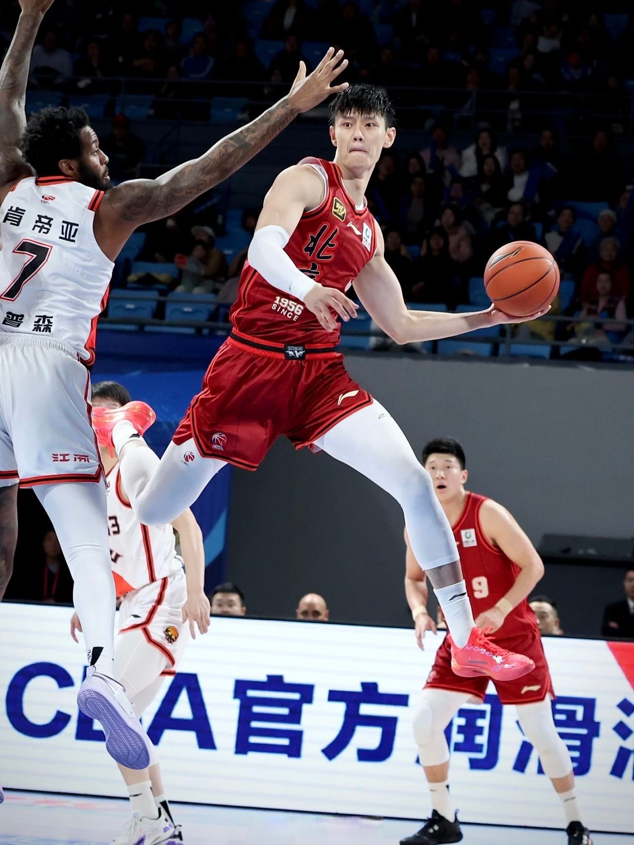 包含北京队险胜马刺，浓眉哥关键制胜的词条