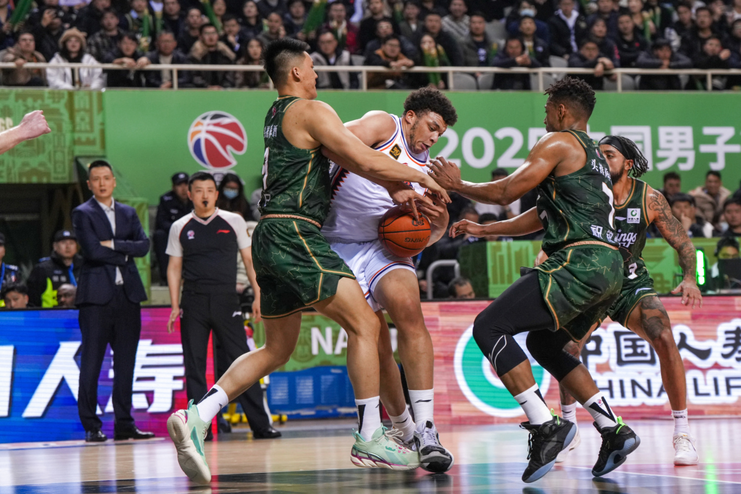 开云体育下载-上海队鏖战鹈鹕，赵继伟统治全场